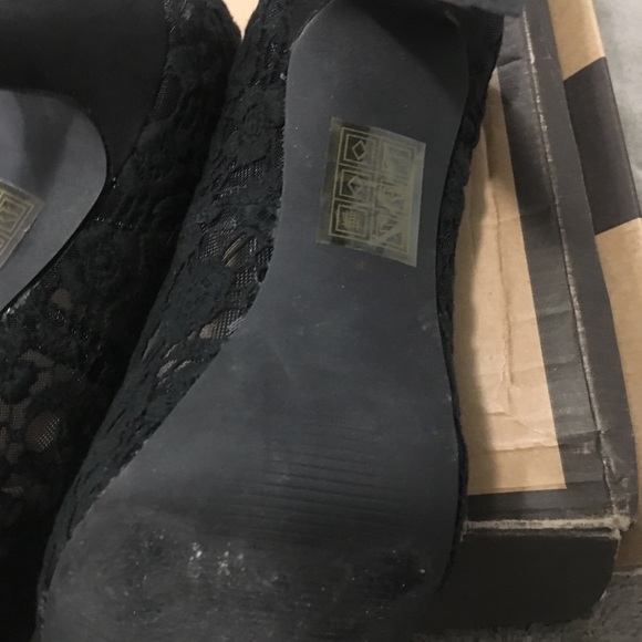 Black heels size 8 lace 🌶🌶🌶 - Picture 5 of 5